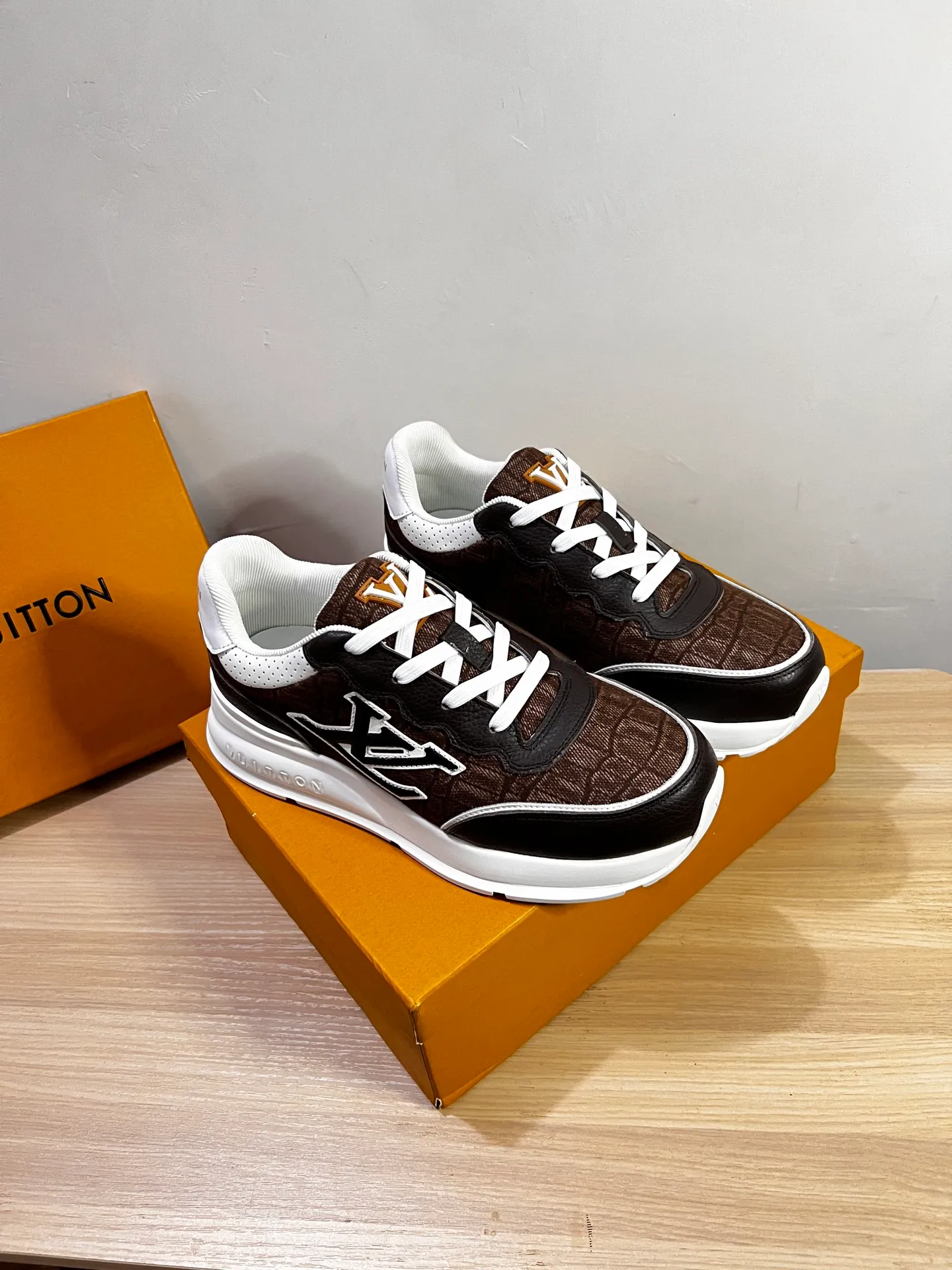 Factory price: 438💰LV men's classic casual sneakers. This sneaker is made of soft cow leather and has a classic logo. The classic logo shapes the elegant upper. The thick yet lightweight rubber outsole is embossed with the Louis Vuitton logo. The padded insole and technical lining once again upgrade the comfort experience. The calfskin lining imported from Italy is high-end and comfortable, and the original outsole is light and wear-resistant! Purely handmade, details determine quality! Size: 38-45, customized 45